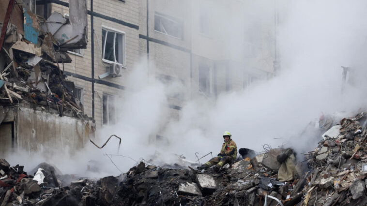 Aumenta el número de muertos por la huelga en un bloque de pisos en Dnipro de Ucrania