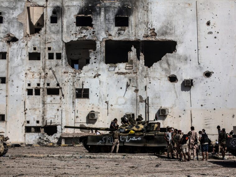 Autoridades libias encuentran fosa común en antiguo bastión de ISIL