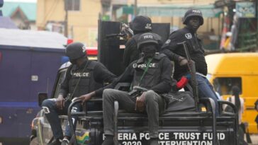 Autoridades nigerianas investigan después de que turba incendiara comisaría para protestar por asesinato de sacerdote