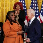 Biden entrega medallas a funcionarios del Capitolio de EE. UU. en aniversario del 6 de enero