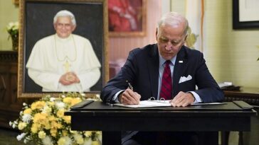El presidente Joe Biden firma un libro de condolencias el jueves por la noche para el difunto Papa Benedicto, haciendo un viaje no anunciado a la embajada del Vaticano en Washington, DC