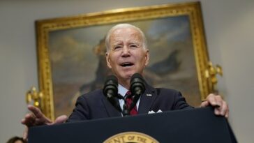 El presidente Joe Biden anunció el jueves un plan que permitirá a los migrantes ingresar legalmente a los EE. UU. por aire y en los puertos de entrada si registran previamente sus solicitudes de asilo utilizando una aplicación de teléfono celular.
