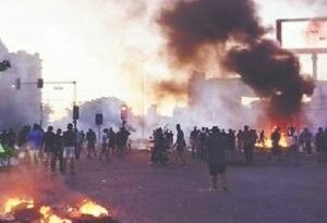 Bolivia: Grupos golpistas incendian edificios en Santa Cruz