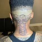 En junio de 2022, la bombera móvil Kay'Ana Adams se hizo un tatuaje en la parte posterior de la cabeza y el cuello con huesos de la columna vertebral, flores y manos que imitaban 'La creación de Adán'.