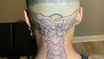 En junio de 2022, la bombera móvil Kay'Ana Adams se hizo un tatuaje en la parte posterior de la cabeza y el cuello con huesos de la columna vertebral, flores y manos que imitaban 'La creación de Adán'.