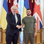 Boris Johnson está planeando un viaje a Kyiv para visitar al presidente ucraniano Zelensky por cuarta vez (en la foto juntos en agosto)