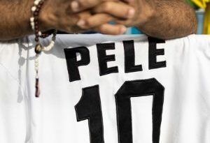 Brasileños se despiden de Pelé con velatorio de 24 horas