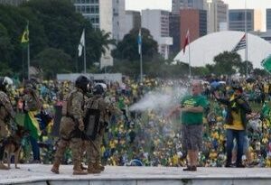 Brasileños señalan a Bolsonaro como responsable de intento de golpe