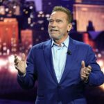 El actor Arnold Schwarzenegger habla durante el discurso de apertura de BMW en CES 2023 en Las Vegas, Nevada, el miércoles.  Luego, Arnie se unió al escenario con el CEO de BMW, Oliver Zipse, quien presentó el nuevo automóvil que cambia de color de la empresa, el BMW i Vision Dee.
