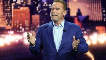 El actor Arnold Schwarzenegger habla durante el discurso de apertura de BMW en CES 2023 en Las Vegas, Nevada, el miércoles.  Luego, Arnie se unió al escenario con el CEO de BMW, Oliver Zipse, quien presentó el nuevo automóvil que cambia de color de la empresa, el BMW i Vision Dee.