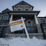 Una ley canadiense que prohíbe a los extranjeros comprar propiedades en el país entró en vigencia el domingo.