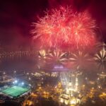 Celebración de fuegos artificiales de los Emiratos Árabes Unidos en la víspera de Año Nuevo