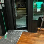 Una pizzería de Chicago fue asaltada a pesar de colocar letreros de que el negocio no guarda efectivo en el local.