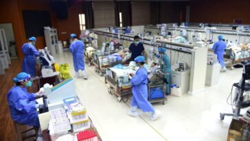 China informa alrededor de 60,000 muertes relacionadas con COVID en un mes, dice que las hospitalizaciones están cayendo