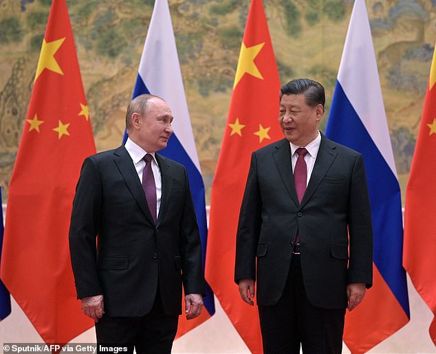 Ahora parece que el presidente Xi Jinping puede estar haciendo todo lo posible, a través de sus funcionarios, para distanciarse de Putin y su guerra, ya que el líder chino ahora se enfoca en mejorar sus relaciones diplomáticas con Occidente.  En la foto: Putin y Xi durante una reunión en Beijing el 4 de febrero de 2022, 20 días antes de que Rusia invadiera Ucrania.