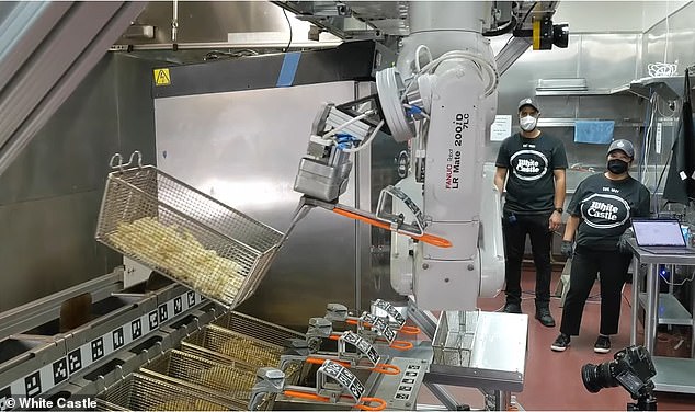 White Castle está probando el robot Flippy en 100 ubicaciones.  Este brazo robótico voltea cientos de hamburguesas diariamente y fríe varios elementos del menú.  Cuesta $3,000 al mes por un robot