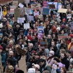 Los manifestantes por los derechos de las personas trans asisten a una manifestación en Buchanan Street el 21 de enero de 2023 en Glasgow, Escocia.