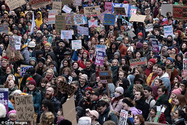 Los manifestantes por los derechos de las personas trans asisten a una manifestación en Buchanan Street el 21 de enero de 2023 en Glasgow, Escocia.