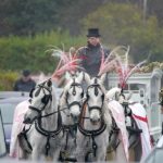 El cortejo fúnebre tirado por caballos para Elle Edwards llega a la iglesia de San Nicolás en Wallasey