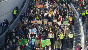 Cientos de manifestantes de Extinction Rebellion ondearon pancartas en las afueras de La Haya declarando