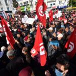 Cientos de tunecinos se suman a las protestas callejeras por la crisis económica
