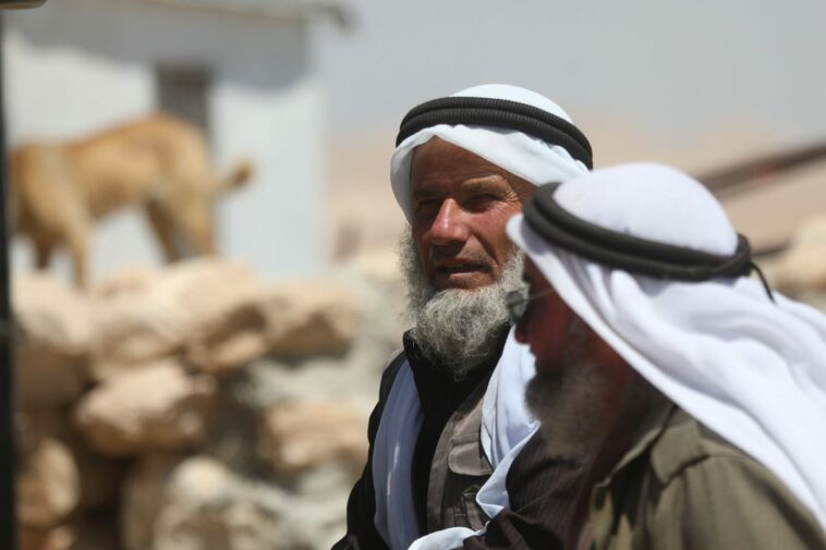 Colonos israelíes atacan a agricultores palestinos en Masafer Yatta