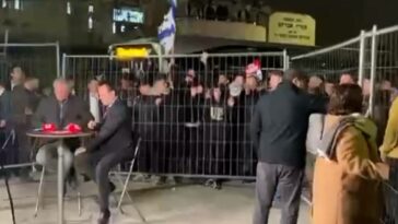 Colonos judíos atacan al equipo de televisión del Canal 13 de Israel en Jerusalén