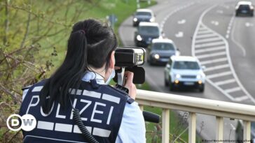 Conductor esquiva a policías alemanes en persecución a alta velocidad