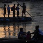 Creciente número de migrantes sigue entrando a México por su frontera sur