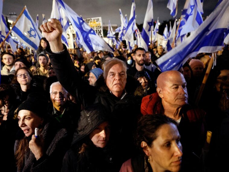 Decenas de miles de israelíes protestan por las reformas legales de Netanyahu