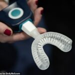 Y-Brush es un cepillo de dientes que parece un protector bucal.  La compañía afirma que usa vibraciones supersónicas para limpiar los dientes en 10 segundos