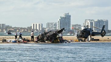 Restos de dos helicópteros que se estrellaron cerca de Sea World en la Costa Dorada de Australia el lunes