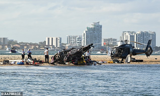 Restos de dos helicópteros que se estrellaron cerca de Sea World en la Costa Dorada de Australia el lunes