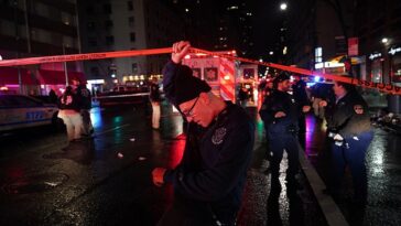 Según los informes, dos oficiales de policía de Nueva York fueron apuñalados, uno en la cabeza, durante las celebraciones de Nochevieja cerca de Times Square.