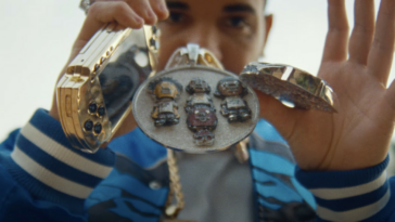 Drake es un gamer boy certificado con la PSP dorada de Pharrell Williams