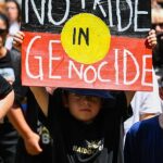 Los manifestantes tomaron las calles en todos los estados y territorios (en la foto, un joven manifestante en una manifestación en Brisbane)