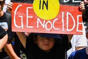 Los manifestantes tomaron las calles en todos los estados y territorios (en la foto, un joven manifestante en una manifestación en Brisbane)