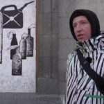 El 'Banksy' local de Ucrania pinta su Kharkiv natal, parcialmente destruido