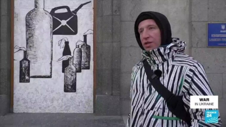 El 'Banksy' local de Ucrania pinta su Kharkiv natal, parcialmente destruido