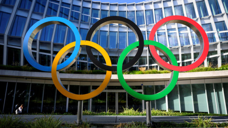 El COI allana el camino para que los rusos compitan en los Juegos Olímpicos de París