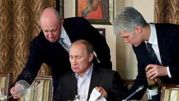 Yevgeny Prigozhin se muestra brindando servicios de catering a Vladimir Putin en 2011. Ahora dirige el Grupo Wagner.