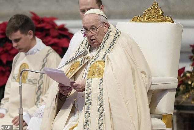 El Papa Francisco dirige las oraciones a Benedicto XVI mientras los católicos de todo el Reino Unido rezan en los servicios de misa de hoy.