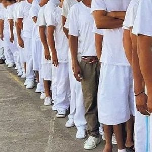 El Salvador libera a 3.000 personas encarceladas por supuestos vínculos con pandillas