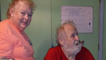 Lillian, de 72 años, acababa de recoger a Lloyd del hospital después de una cirugía de corazón.  El hombre de 77 años estaba en un hospicio y solo le dieron tres meses de vida.