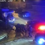 El video muestra a dos oficiales más llegando a la escena de la brutal golpiza de Tire Nichols, mientras el grupo de policías se queda parado ignorando al hombre que se retuerce de dolor.