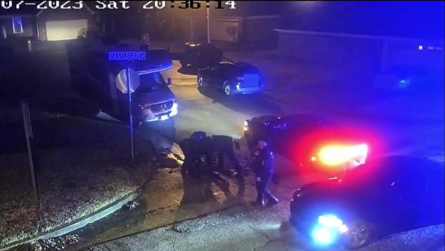 El video muestra a dos oficiales más llegando a la escena de la brutal golpiza de Tire Nichols, mientras el grupo de policías se queda parado ignorando al hombre que se retuerce de dolor.