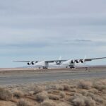 El avión de transporte Stratolaunch Roc hizo un nuevo récord de vuelo el viernes cuando completó seis horas en los cielos