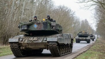 Los soldados polacos se muestran en tanques Leopard 2 de fabricación alemana que Olaf Scholz ha estado bloqueando para que no sean entregados a Ucrania.