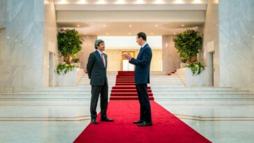 El canciller emiratí se reúne con Assad de Siria en Damasco en una nueva señal de descongelación de lazos