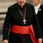 El cardenal George Pell, de 77 años, es conocido como el tesorero del Vaticano y se le concedió un permiso de ausencia mientras enfrentaba un juicio por delitos sexuales contra menores en Australia.  ha entregado su pasaporte